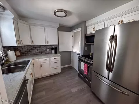 Kitchen - 7041 Claybourne Ave, Boardman, OH 44512 photo 3 of 3