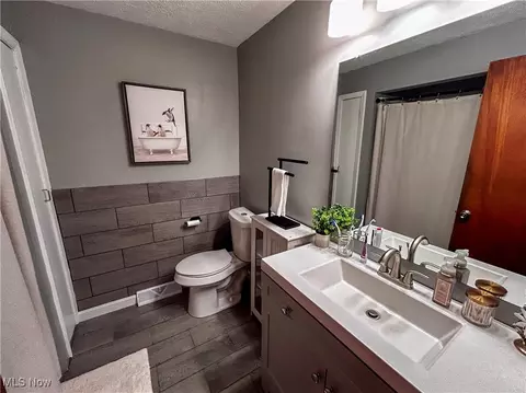 Bath - 7041 Claybourne Ave, Boardman, OH 44512 photo 1 of 2