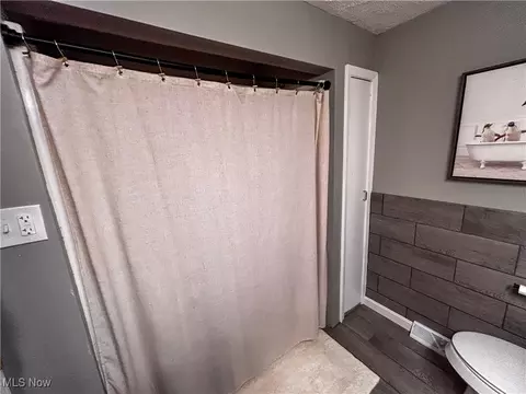 Bath - 7041 Claybourne Ave, Boardman, OH 44512 photo 2 of 2