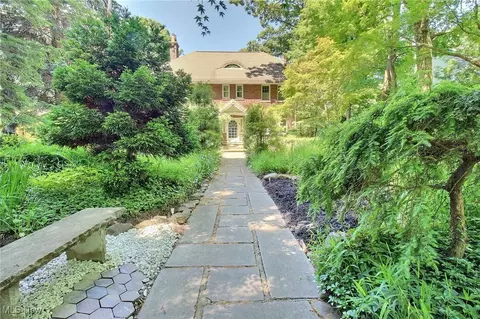 324 Corning Dr, Bratenahl, OH 44108