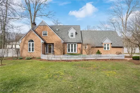 2455 Baylor Cir NW, North Canton, OH 44720