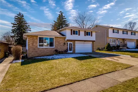 3301 Coventry Dr, Parma, OH 44134 photo 3