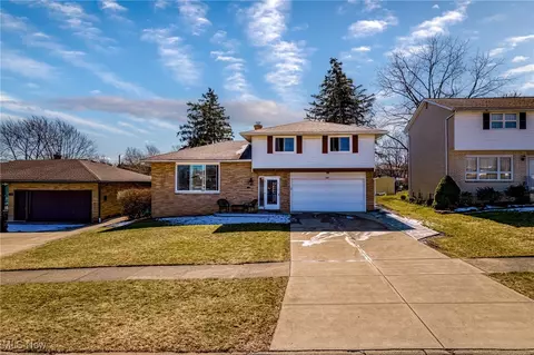3301 Coventry Dr, Parma, OH 44134 photo 2