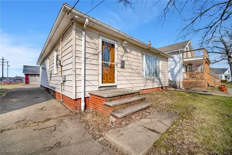 49 Sector Dr, Bedford, OH 44146