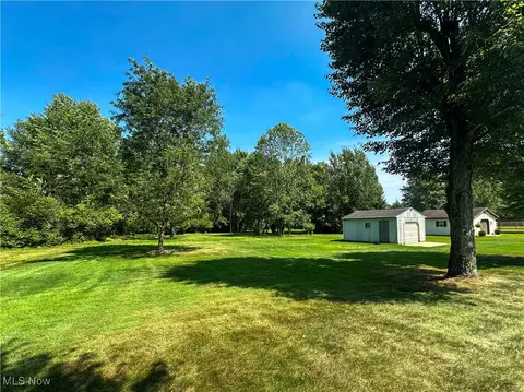 Exterior - 365 Sunset Dr, Brookfield, OH 44403 photo 3 of 14