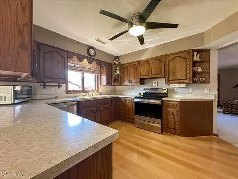 Kitchen - 365 Sunset Dr, Brookfield, OH 44403 photo 4 of 6