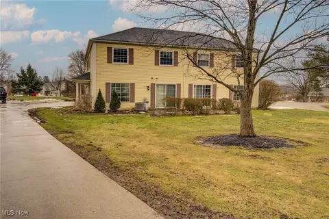 13738 Oakbrook Dr, North Royalton, OH 44133