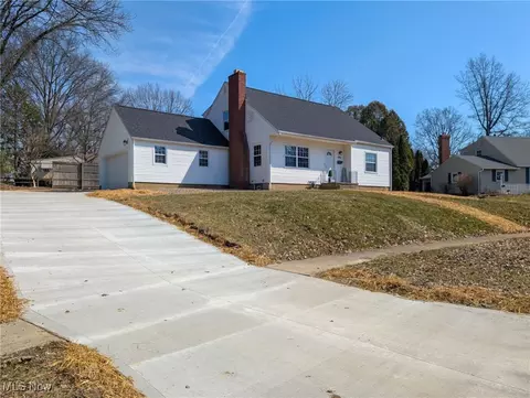 695 Woodland Ave, Wadsworth, OH 44281