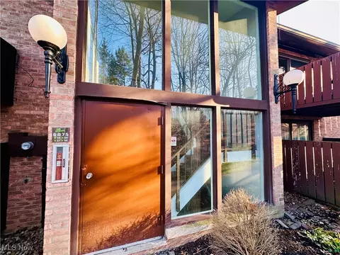 6875 Carriage Hill Dr #E59, Brecksville, OH 44141