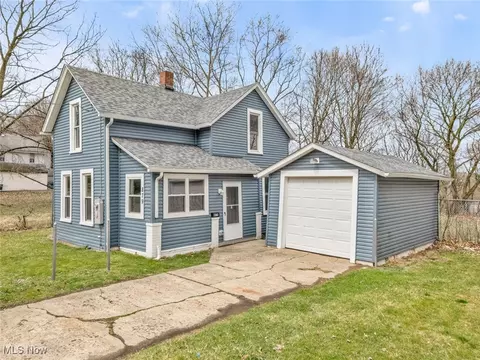 879 Lorain St, Akron, OH 44305
