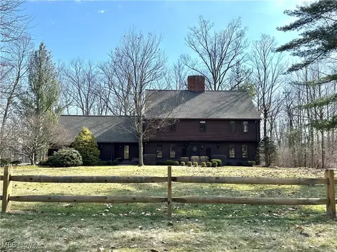 541 Fox Run Trl, Aurora, OH 44202