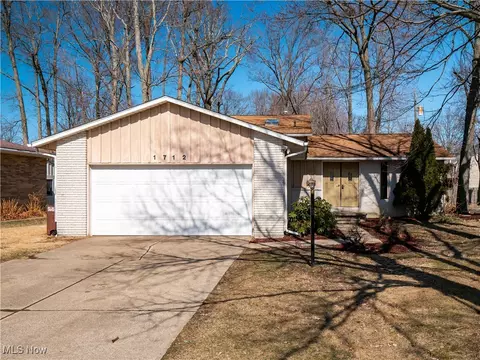 1712 Emerald Dr, Lorain, OH 44053
