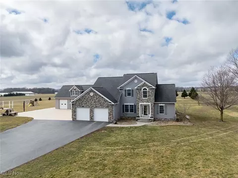 5177 S Apple Creek Rd, Apple Creek, OH 44606