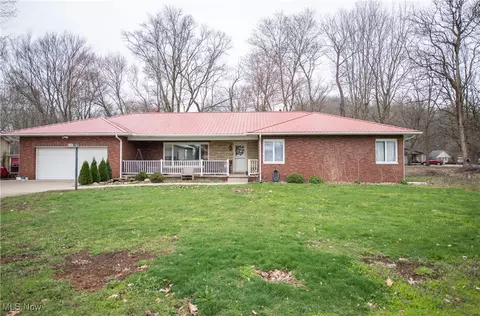 7247 Wicker Rd NW, Malvern, OH 44644