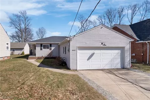 6407 Fernhurst Ave, Parma Heights, OH 44130