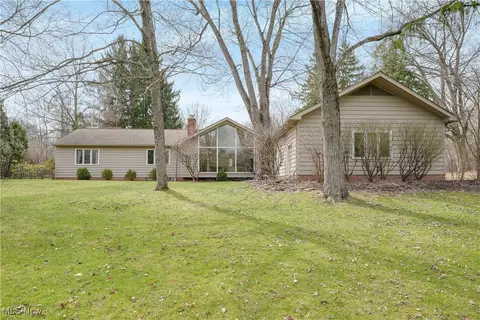 33820 Country View Ln, Solon, OH 44139