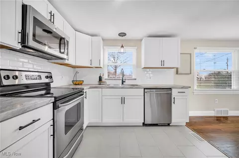 Kitchen - 7974 Middlesex Rd, Mentor, OH 44060 photo 3 of 3