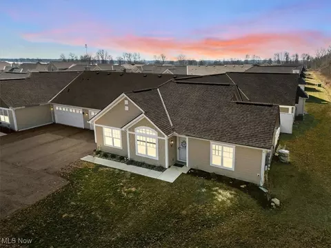 218 Tisbury Cir, Hebron, OH 43025