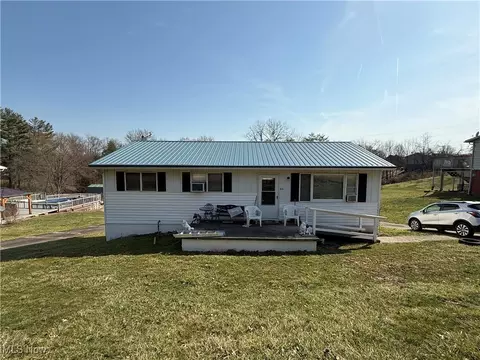 416 Deerwalk Hwy, Waverly, WV 26184