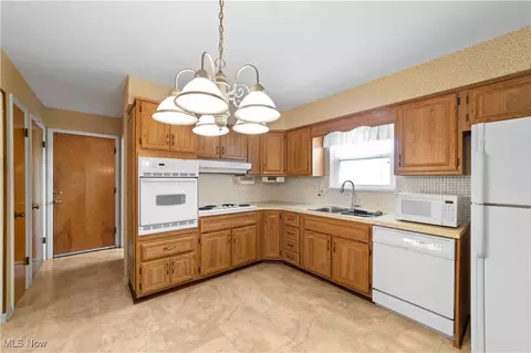 Kitchen - 482 Windsor Dr, Elyria, OH 44035 photo 3 of 3