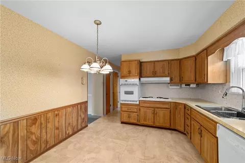 Kitchen - 482 Windsor Dr, Elyria, OH 44035 photo 1 of 3