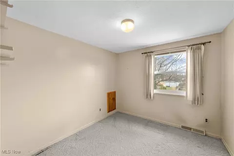 Bedroom - 482 Windsor Dr, Elyria, OH 44035 photo 3 of 8