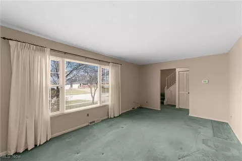 Living - 482 Windsor Dr, Elyria, OH 44035 photo 2 of 3