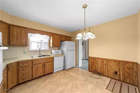 Kitchen - 482 Windsor Dr, Elyria, OH 44035 photo 2 of 3