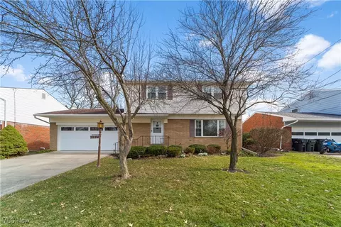 482 Windsor Dr, Elyria, OH 44035