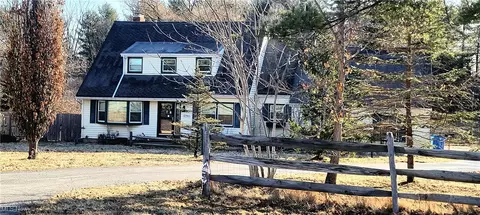 17911 Snyder Rd, Chagrin Falls, OH 44023