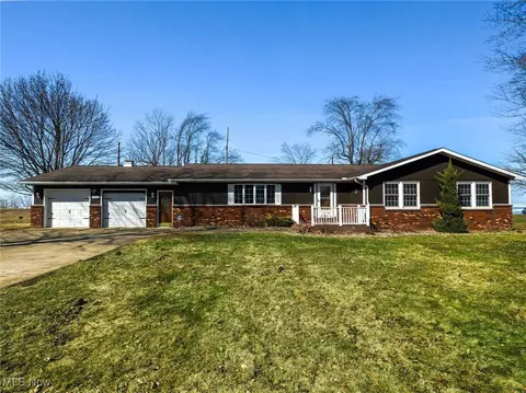 1092 Lake Rd, Conneaut, OH 44030