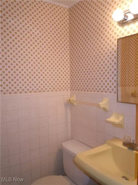 Bath - 336 E 271st St, Euclid, OH 44132 photo 3 of 4