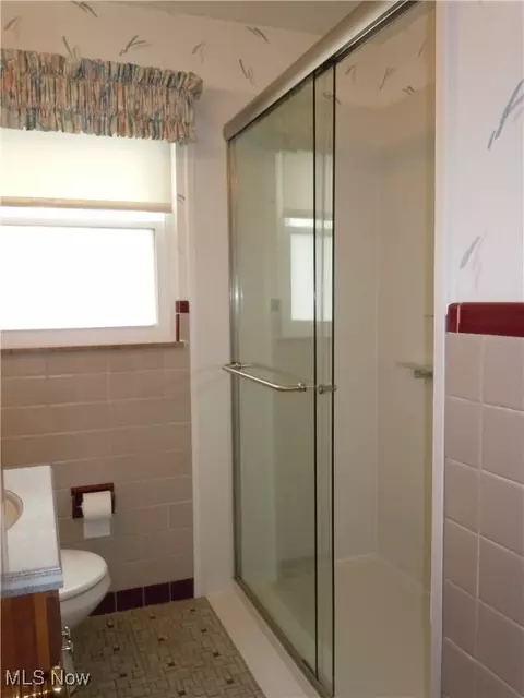 Bath - 336 E 271st St, Euclid, OH 44132 photo 2 of 4