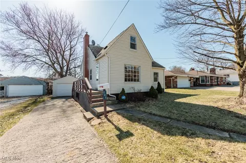 945 Eastland Ave, Akron, OH 44305
