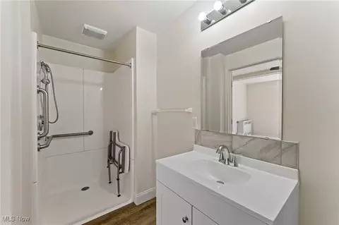 Bath - 496 W Harvey St, Struthers, OH 44471 photo 1 of 5