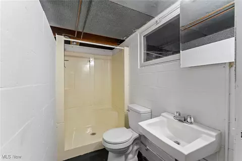 Bath - 496 W Harvey St, Struthers, OH 44471 photo 5 of 5