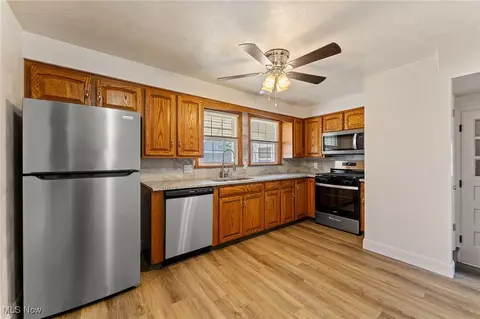 Kitchen - 496 W Harvey St, Struthers, OH 44471 photo 3 of 4