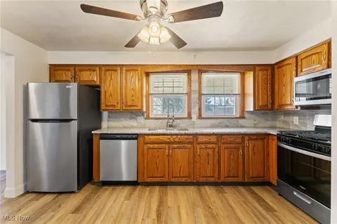Kitchen - 496 W Harvey St, Struthers, OH 44471 photo 1 of 4