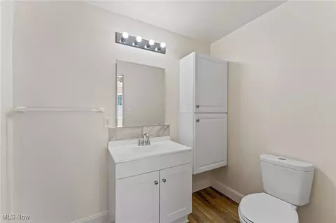 Bath - 496 W Harvey St, Struthers, OH 44471 photo 2 of 5