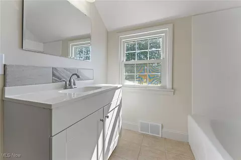 Bath - 496 W Harvey St, Struthers, OH 44471 photo 3 of 5