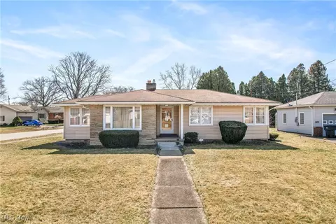2112 Guarnieri Dr NE, Warren, OH 44483
