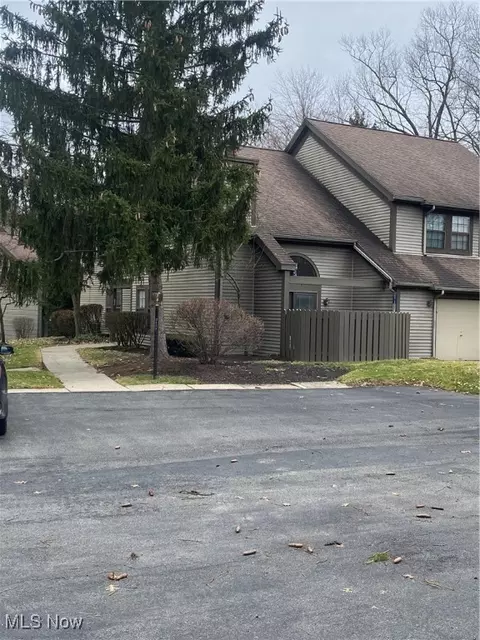 3820 Northwoods Ct NE #1, Warren, OH 44483