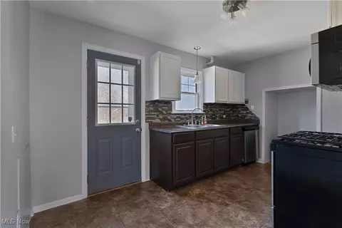 Entry Way - 266 Forest Park Dr, Boardman, OH 44512 photo 2 of 4