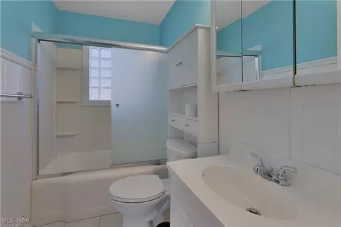 Bath - 266 Forest Park Dr, Boardman, OH 44512 photo 1 of 4