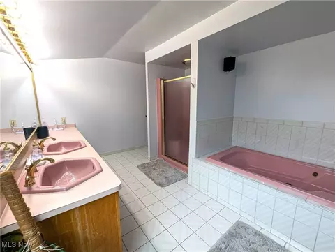 Bath - 2166 E 290th St, Wickliffe, OH 44092 photo 3 of 5