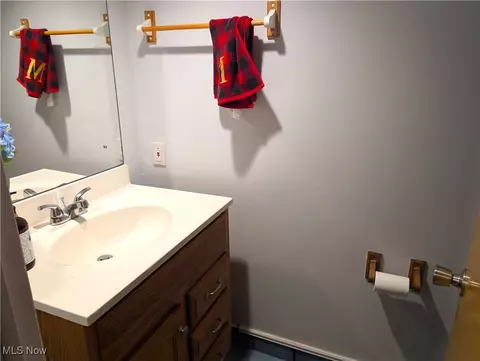 Bath - 2166 E 290th St, Wickliffe, OH 44092 photo 5 of 5