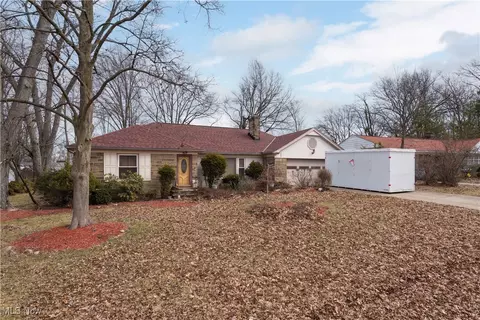 1069 Carver Rd, Cleveland Heights, OH 44112