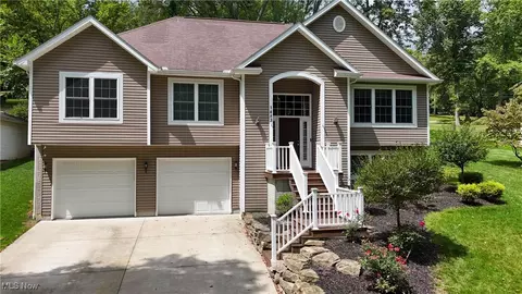 1483 Lake Front Dr, Salem, OH 44460