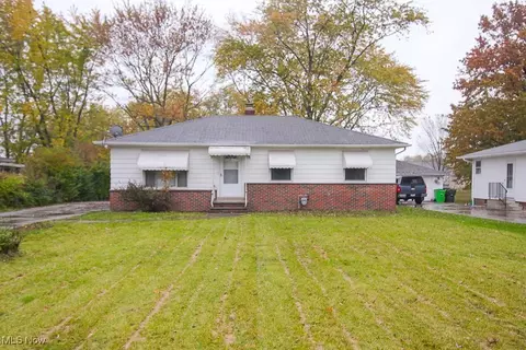 5718 Columbia Dr, Bedford Heights, OH 44146