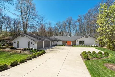 21819 Meadows Edge Ln, Strongsville, OH 44149